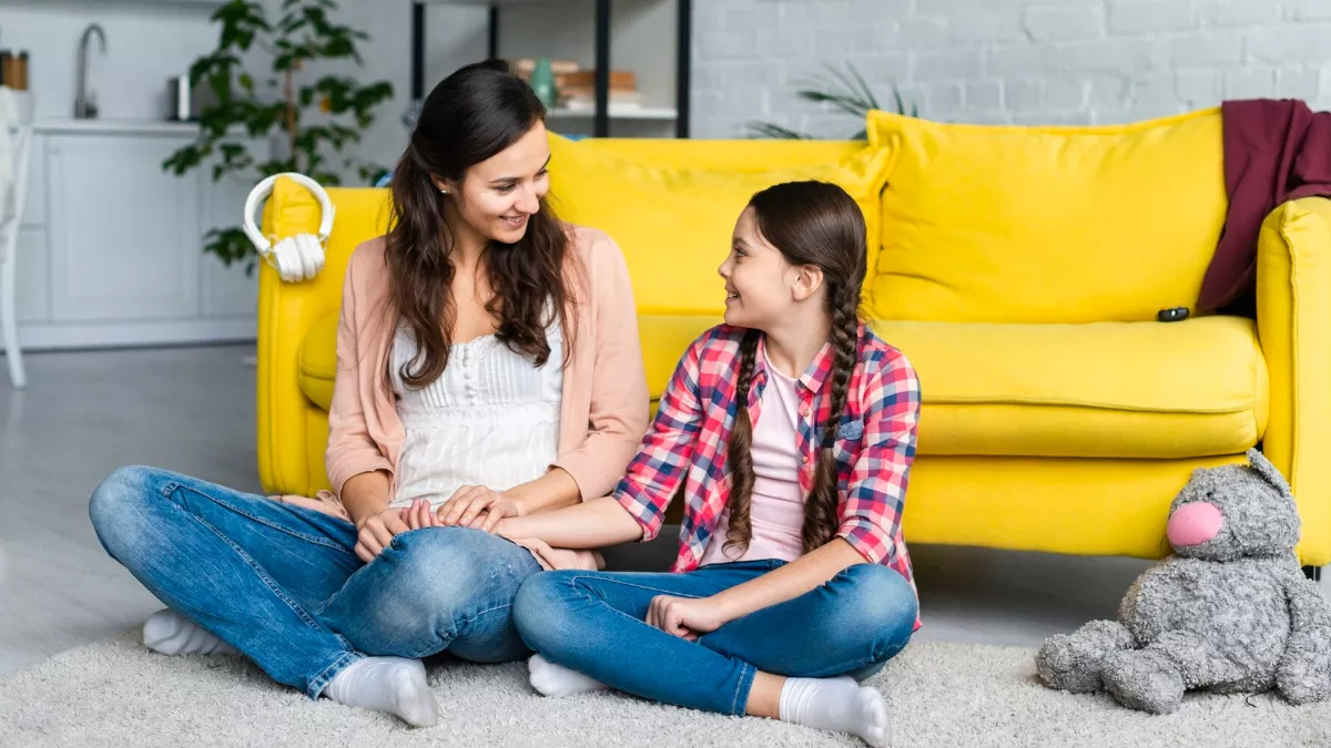 आपल्या किशोरवयीन मुलींशी प्रत्येक आईने बोलायलाच पाहिजे या गोष्टी! 