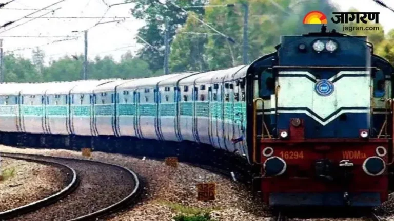 maharashtra-news-stones-pelted-at-two-mail-express-trains-between-ambernath-badlapur