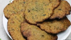 थंडीच्या दिवसात चहासोबत आनंद घ्या कुरकुरीत 'बाजरी मेथी वडा'चा!