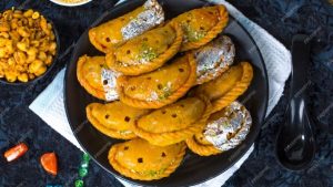 या दिवाळीत रव्याची नव्हे तर खोव्याची बनवा करंजी, जाणून घ्या बनविण्याची पद्धती!