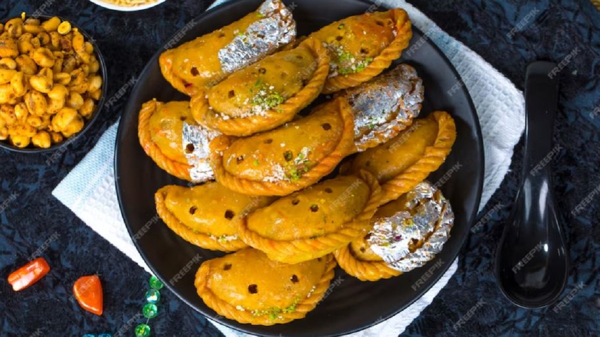 या दिवाळीत रव्याची नव्हे तर खोव्याची बनवा करंजी, जाणून घ्या बनविण्याची पद्धती!