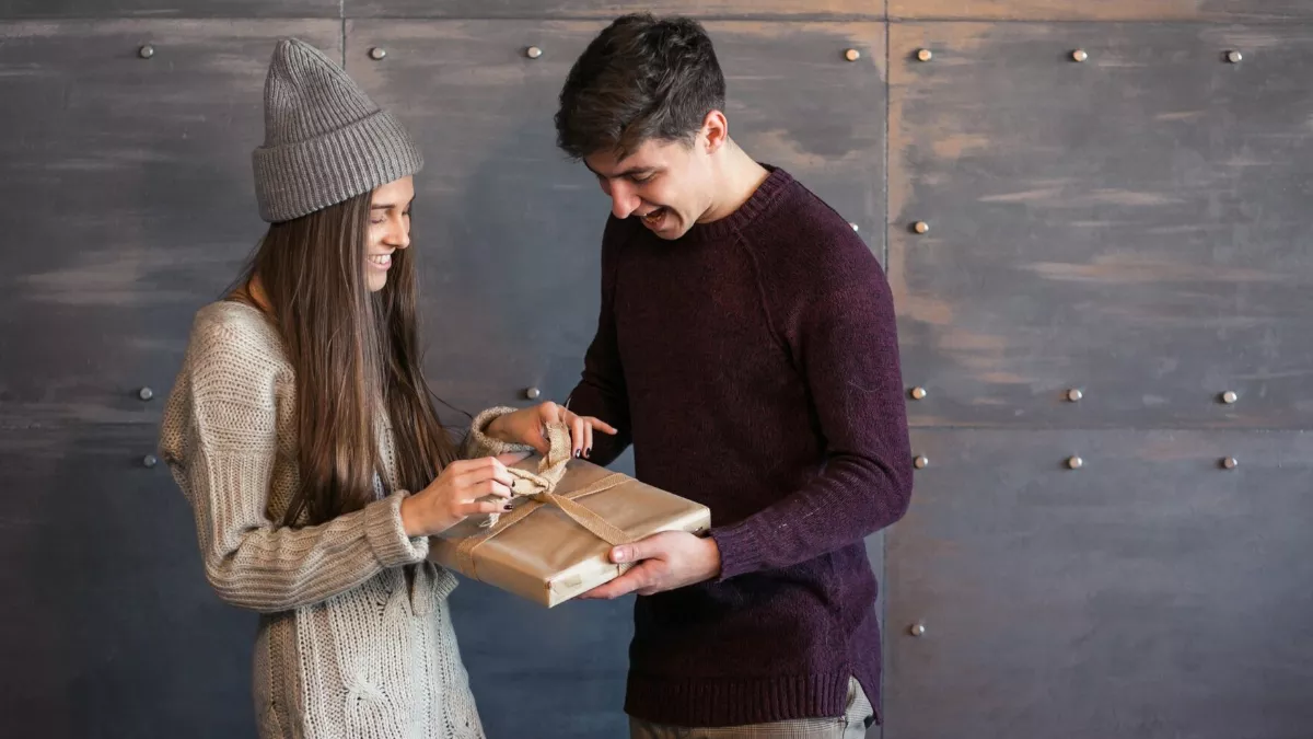 Chocolate Day 2024: या भेटवस्तूंनी तुमच्या प्रेमिकाचा दिवस बनवा खास