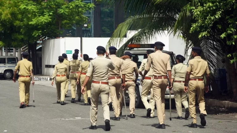 maharashtra-terrorists-armed-with-weapons-entered-dongri-we-unknown-phone-call-received-at-mumbai-police-control