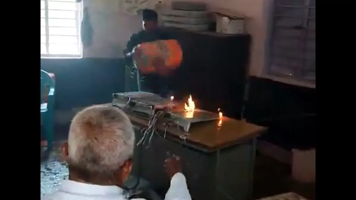 Lok Sabha Elections 2024: मतदानासाठी आलेल्या तरुणांनी पेट्रोल ओतून EVM ला लावली आग, बघतच राहिले ड्युटीवरील निवडणूक अधिकारी