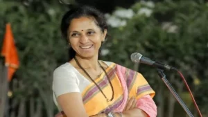 मतदानानंतर आईचे आशीर्वाद घेण्यासाठी अजित पवारांच्या घरी पोहोचल्या सुप्रिया सुळे, फडणवीसांनी दिली प्रतिक्रिया