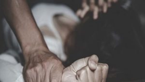 महाराष्ट्र हादरला! रेल्वे स्थानकाजवळच एकटी पाहून महिलेवर केला सामूहिक बलात्कार; चौघांवर गुन्हा दाखल