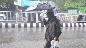 Mumbai Rain: दिवाळीच्या आनंदात पावसाने फेरले पाणी, मुंबईसह उपनगरांमध्ये मुसळधार पाऊस 