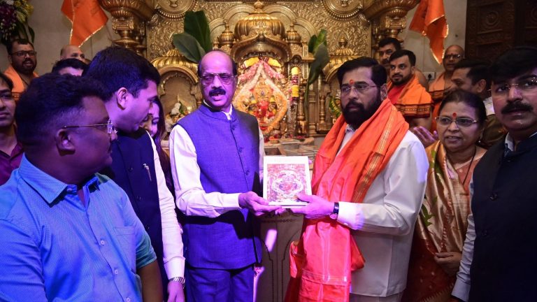 eknath-shinde-offers-prayer-in-siddhivinayak-temple-in-mumbai-on-maghi-ganesh-utsav