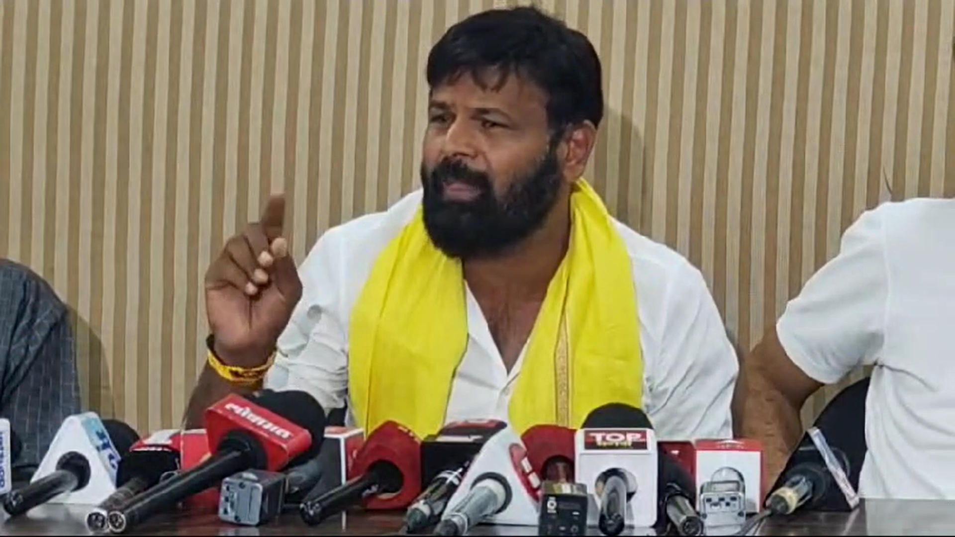 'जरांगेच्या मार्फत फडणवीसांचे सरकार पाडण्याचा कट' लक्ष्मण हाकेचे गंभीर आरोप..!