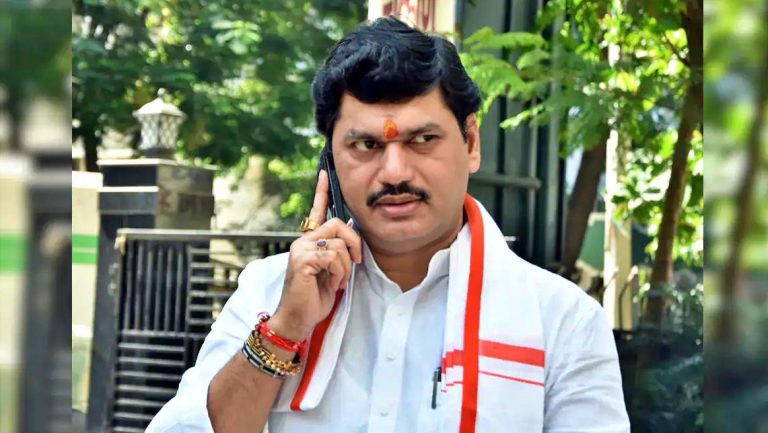 jarange-slams-fadnavis-govt-over-dhananjay-mundes-possible-return-to-cabinet-amid-murder-case-probe