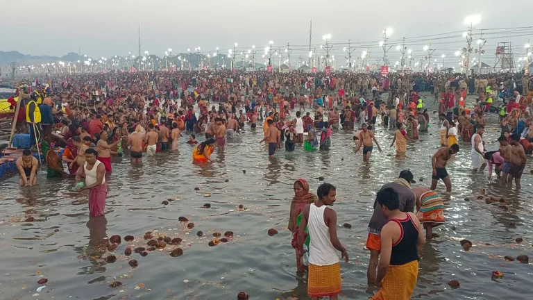 maha-kumbh-2025-bathing-in-the-maghi-purnima-in-mahakumbh-with-enthusiasm