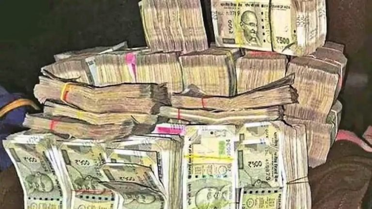 bhandara-news-rs-5-cr-of-bank-seized-from-dry-cleaning-shop-9-detained-in-bhandara