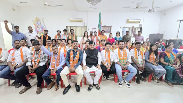 maharashtra-politics-hundreds-of-workers-join-mumbai-bjp-before-bmc-elections