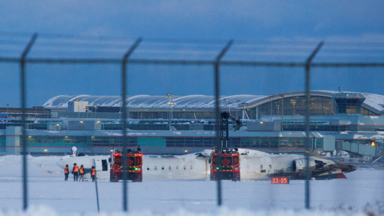 delta-plane-crash-plane-skids-off-icy-runway-while-landing
