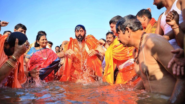 mahakumbh-2025-shiv-sena-ministers-including-eknath-shinde-took-a-dip-in-the-mahakumbh