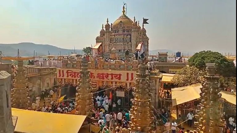 mahashivratri-2025-a-huge-crowd-of-devotees-at-jejuri-gad-to-have-a-glimpse-of-the-trailokya-on-the-occasion-of-mahashivratri