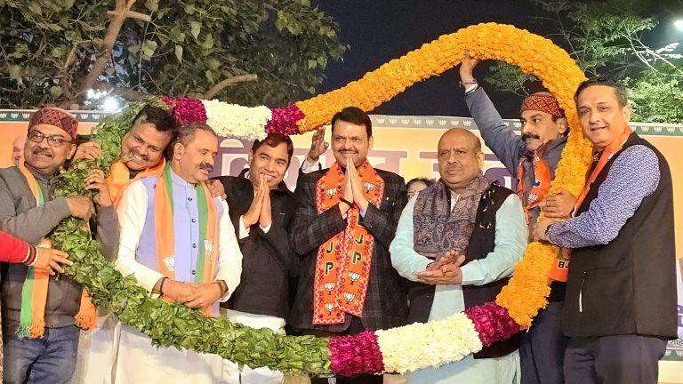 delhi-election-result-2025-charisma-of-devendra-fadnavis-in-delhi-election-bjp-candidate-from-rohini-close-to-victory