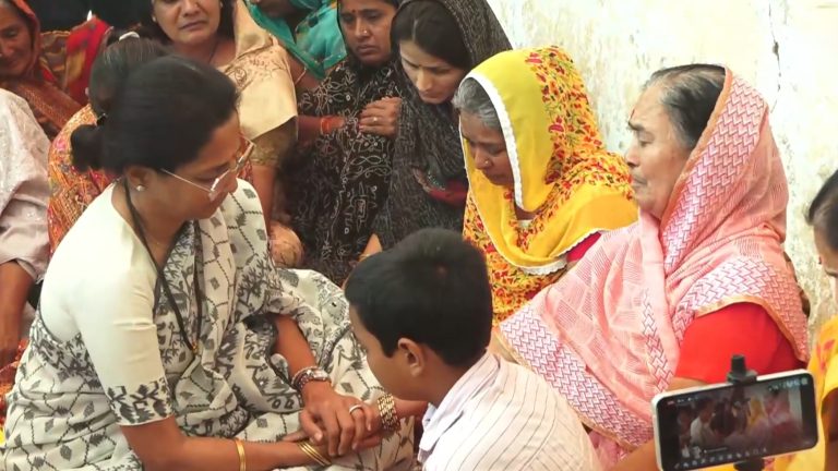 beed-politics-supriya-sule-jitendra-awhad-on-beed-tour-meet-to-massajog-sarpanch-santosh-deshmukh-family