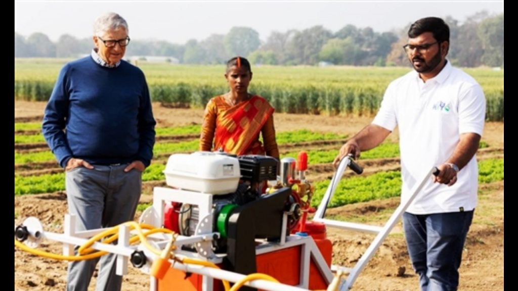 Bill Gates tries pesticide sprayer made by Chhatrapati Sambhajinagar startup to ease farmers woesबिल गेट्स यांनी फवारणी यंत्राची पाहणी केली.