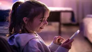 Mobile Addiction: मुले अभ्यासाऐवजी मोबाईलमध्ये व्यस्त आहेत का? या 5 टिप्स वापरून मुलांपासून दूर ठेवा मोबाईल