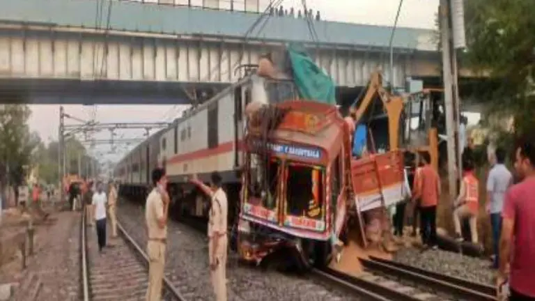 jalgaon-train-accident-express-going-from-mumbai-to-amravati-accident-hit-by-truck
