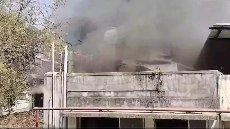 mumbai-fire-a-fire-broke-out-in-the-everest-building-in-andheri-area