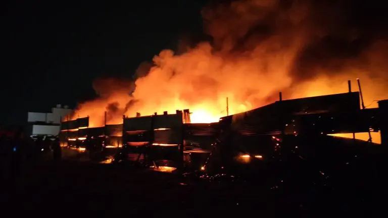 solapur-factory-fire-a-massive-fire-broke-out-at-a-plastic-factory-in-solapur-the-entire-factory-was-gutted
