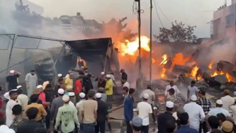 fire-broke-out-in-furniture-shops-at-azad-chowk-in-chhatrapati-sambhaji-nagar