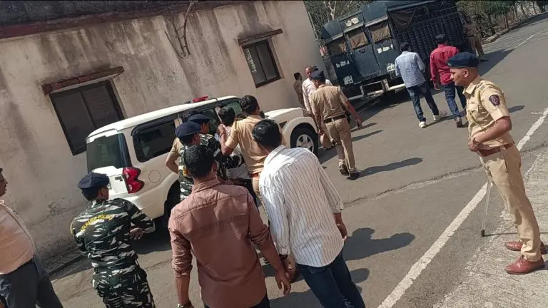 prashant-koratkar-attack-lawyer-attacks-prashant-koratkar-in-kolhapur-court