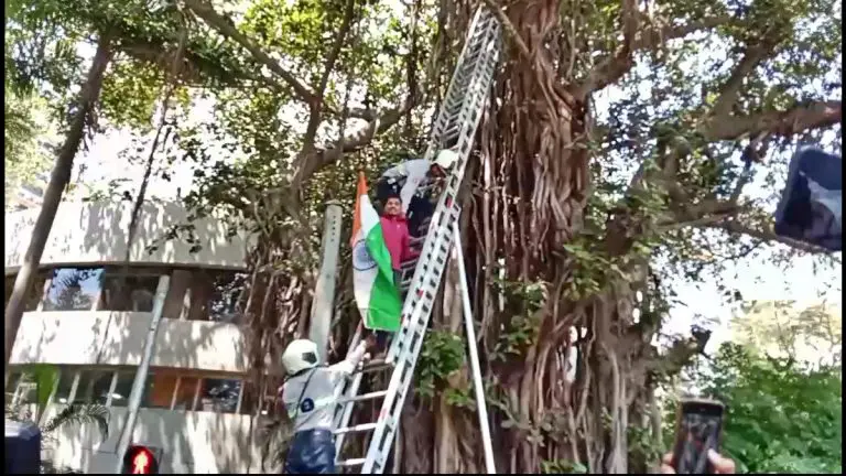 maharashtra-budget-session-beed-farmer-climbs-a-tree-in-vidhan-bhavan-area-to-protest