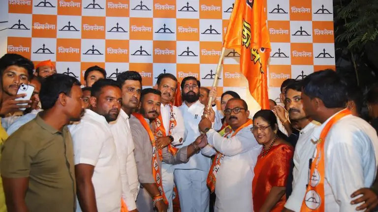 operation-tiger-big-blow-to-uddhav-thackeray-many-district-chiefs-and-party-workers-join-eknath-shinde-shiv-sena
