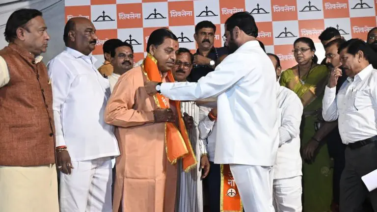 maharashtra-politics-uddhav-thackerays-group-former-mayor-datta-dalvi-and-many-activist-join-eknath-shindes-shiv-sena