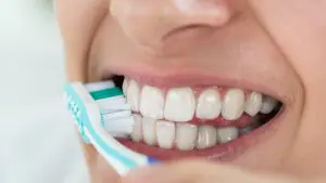 Oral Health: Cavities म्हणजे फक्त दात किडणे नाहीये! डॉक्टर स्पष्ट करतात की तोंडाचे आरोग्य खराब राहिल्याने कसे होऊ शकतात गंभीर आजार
