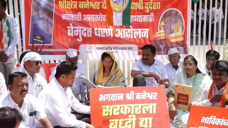 supriya-sule-protest-for-repair-of-1-5-km-road-in-her-constituency-in-pune