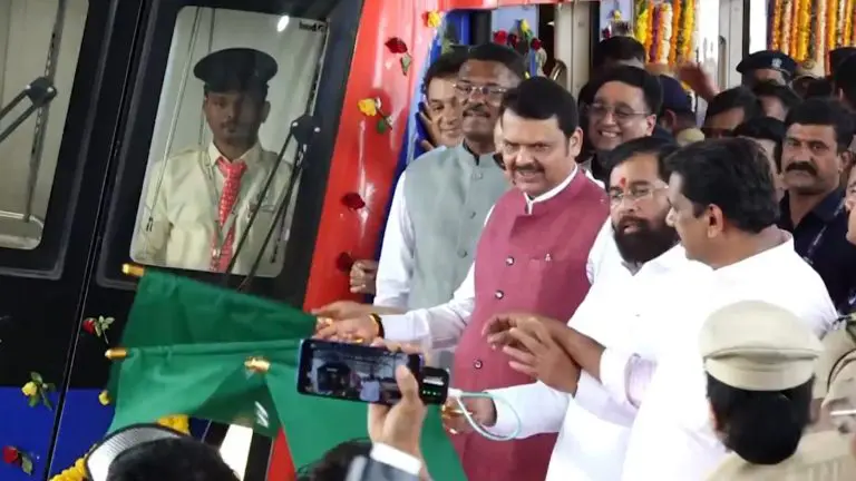 cm-devendra-fadnavis-flag-off-trial-run-mumbai-metro-line-9-phase-1-from-kashigaon-to-dahisar-east