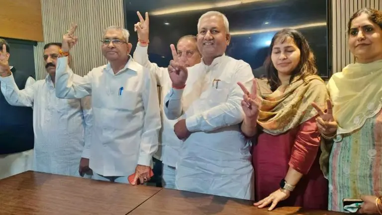 Political News: राजकीय भूकंप! आप पक्षातील 15 नेत्यांचे राजीनामे, काढला ...