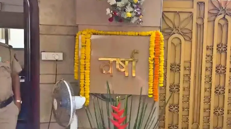 mumbai-news-39-year-old-man-arrested-for-threatening-self-immolation-outside-cm-devendra-fadnavis-residence-residence