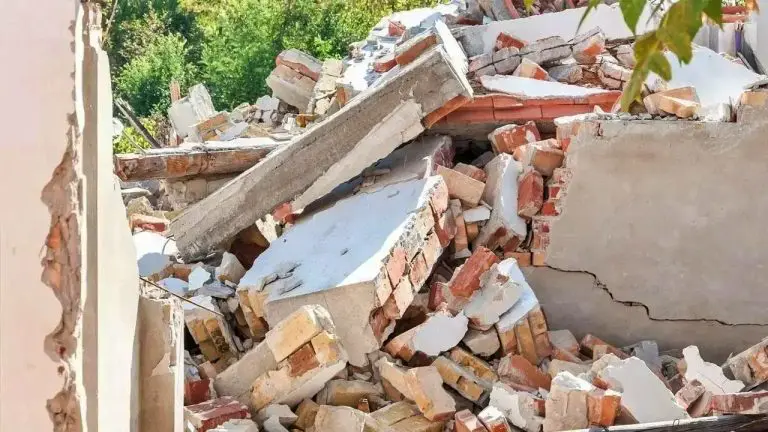 building-collapses-in-lucky-compound-in-thane-one-woman-dies-daughter-in-law-injured