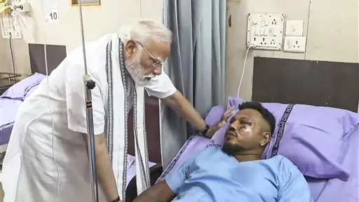 पंतप्रधान मोदींनी अहमदाबाद सिव्हिल हॉस्पिटलला भेट देऊन जखमींची केली विचारपूस