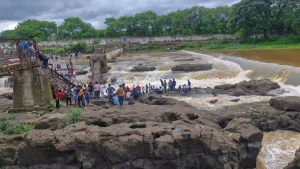 पुण्यात जलप्रलय! इंद्रायणीवरील पूल कोसळून 6 जणांचा मृत्यू, 25 जण वाहून गेल्याची भीती