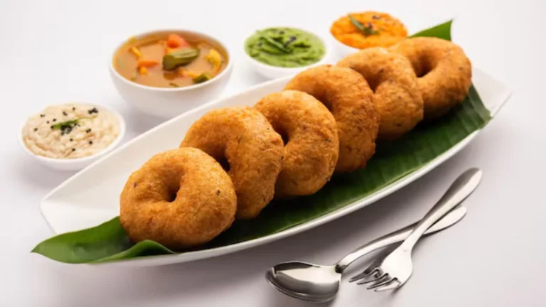 sambar-vada-find-out-why-a-vada-has-a-hole