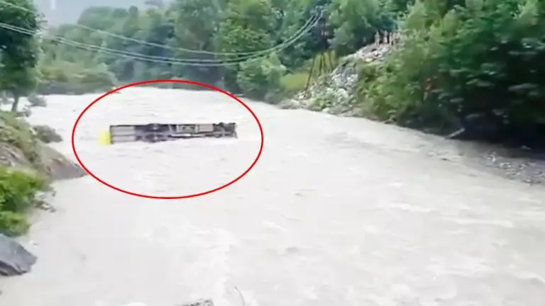 breaking-itbp-jawans-bus-falls-into-sindh-river-in-jammu-and-kashmir