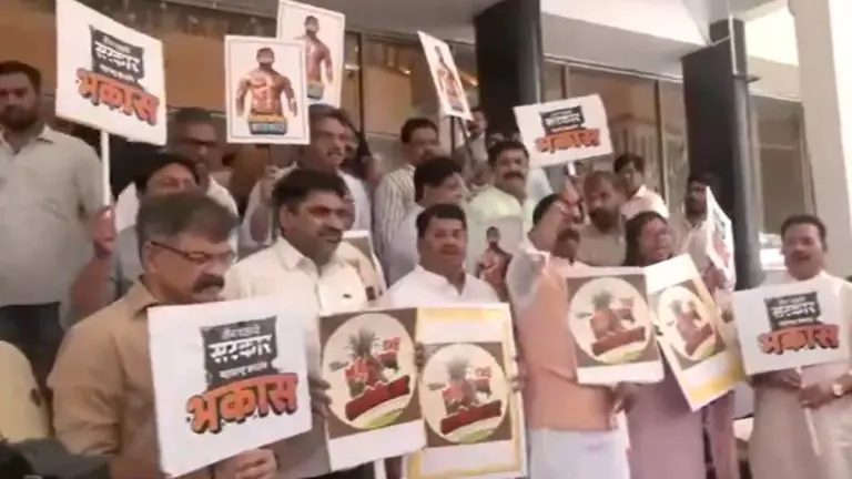 maharashtra-monsoon-session-2025-mahavikas-aghadi-protests-on-the-steps-of-the-legislature-to-cancel-the-shaktipeeth-highway