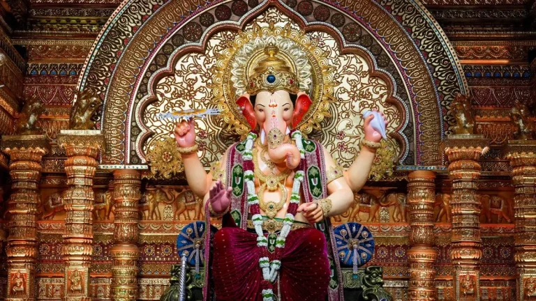 ganesh-chaturthi-2025-read-the-complete-travel-guide-before-visiting-the-lalbaugcha-raja