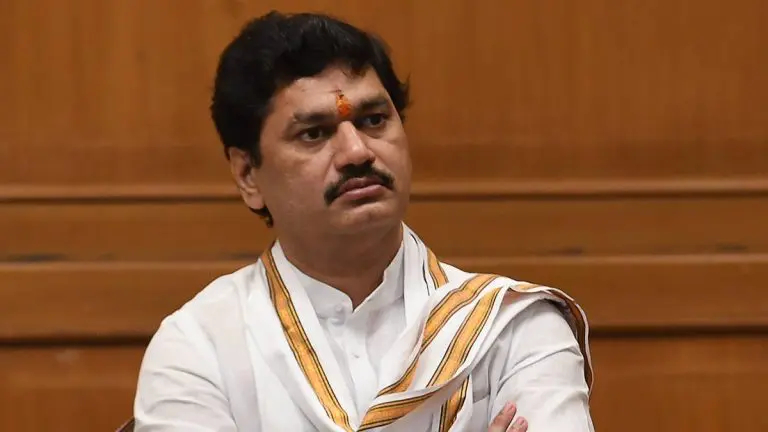 court-imposes-fine-of-rs-10000-on-dhananjay-munde-action-taken-for-not-replying-to-karuna-munde