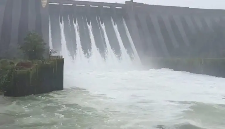 koyna-dam-80500-cusecs-of-water-released-into-koyna-alert-issued-to-villages-along-koyna-river