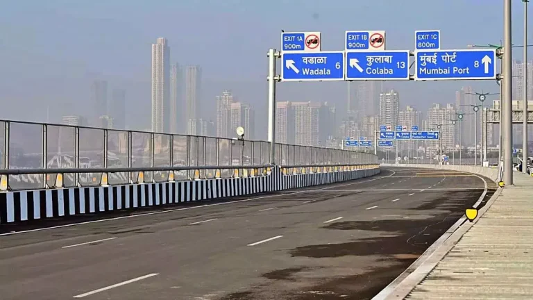 mumbai-news-potholes-on-atal-setu-in-the-rain