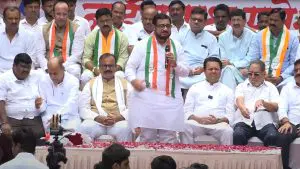Maharashtra Politics: शरद पवारांना मोठा धक्का; जवळच्या नेत्यांने केला काँग्रेस पक्षात प्रवेश