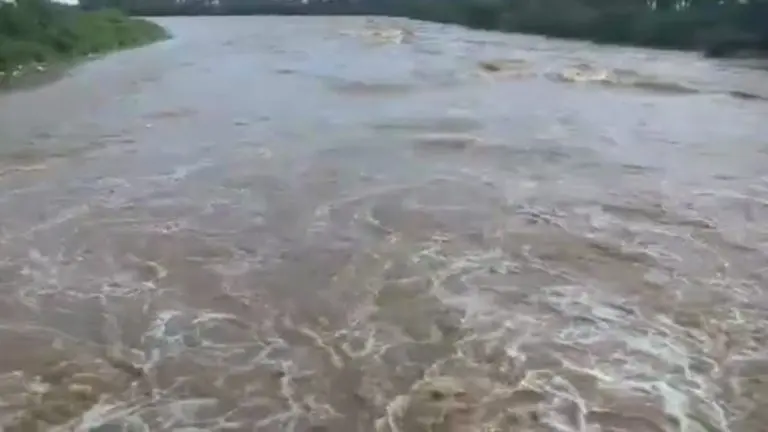 beed-rain-car-swept-away-in-beed-flood-one-dies-3-rescued