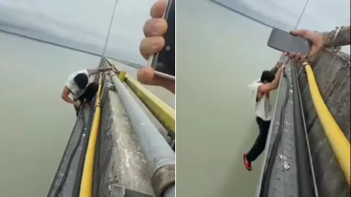 VIDEO : नदीला आलेला महापूर अन् वरती पुलाच्या रेलिंगला लटकून पुश-अप्स मारू लागला तरुण, जीवघेणा स्टंट पाहून भडकले लोक